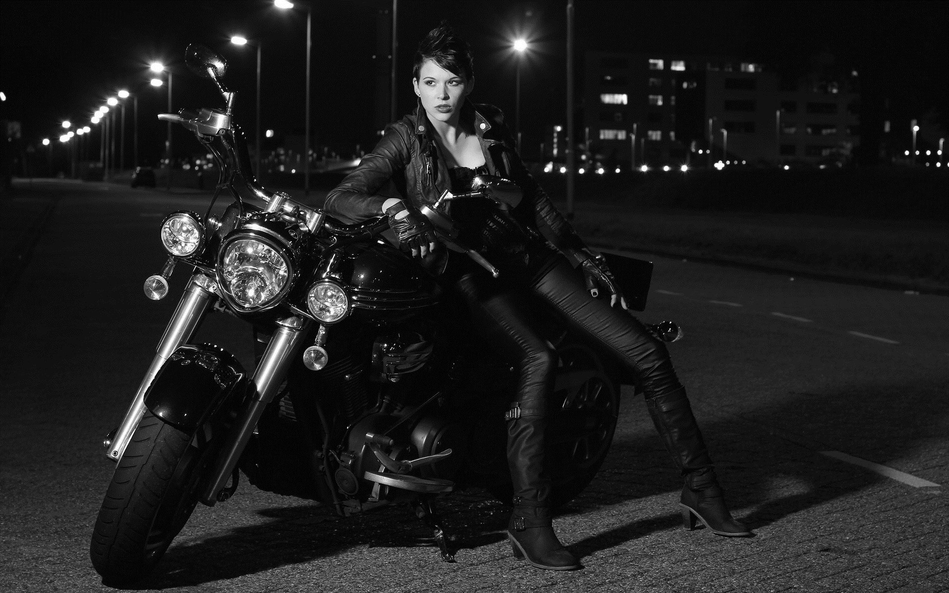 Photo Beautiful girls and motorcycles in An-Najaf