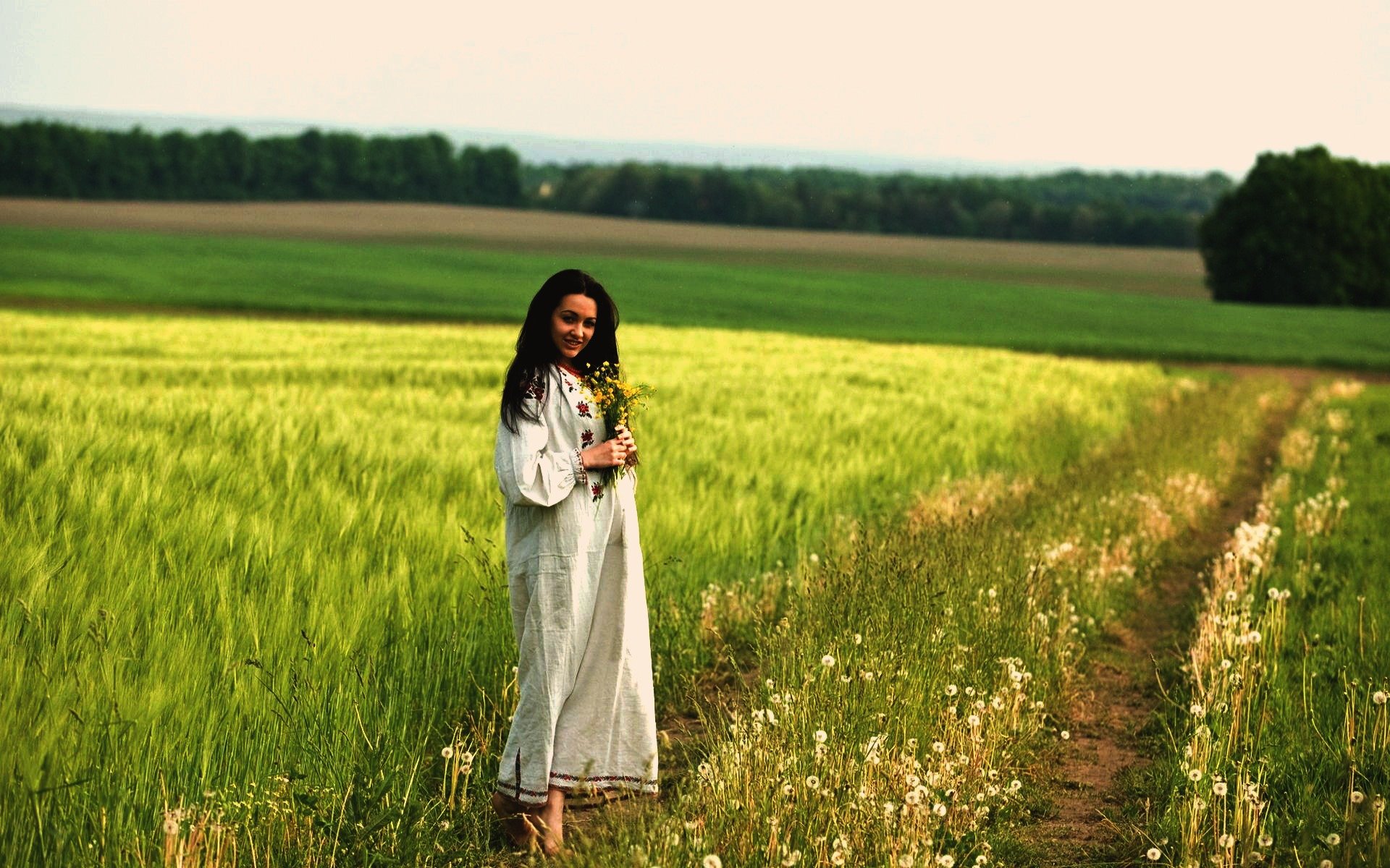 Women in Slavic costumes in An-Najaf