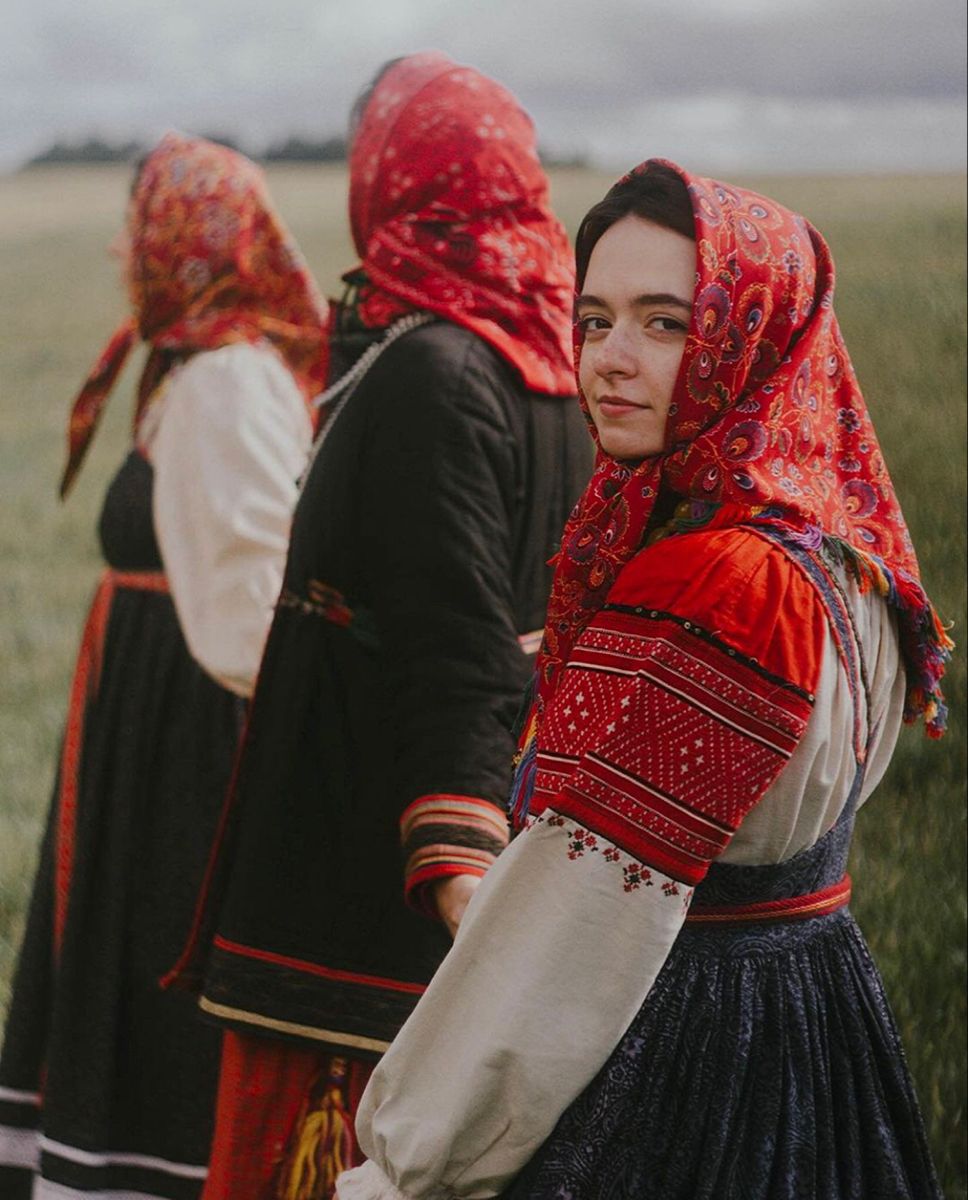 Women in Slavic costumes in An-Najaf