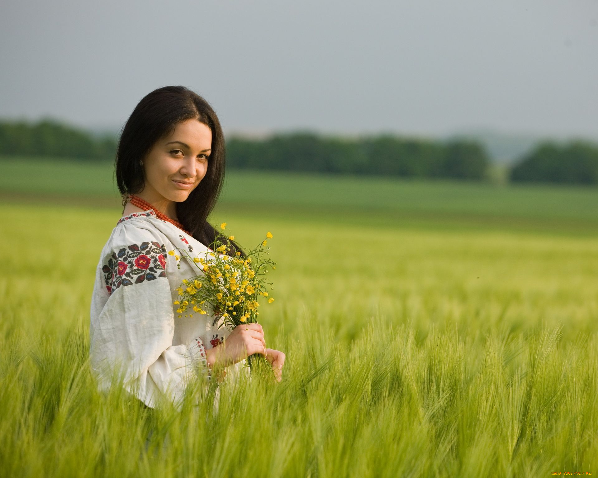 Women in Slavic costumes in An-Najaf