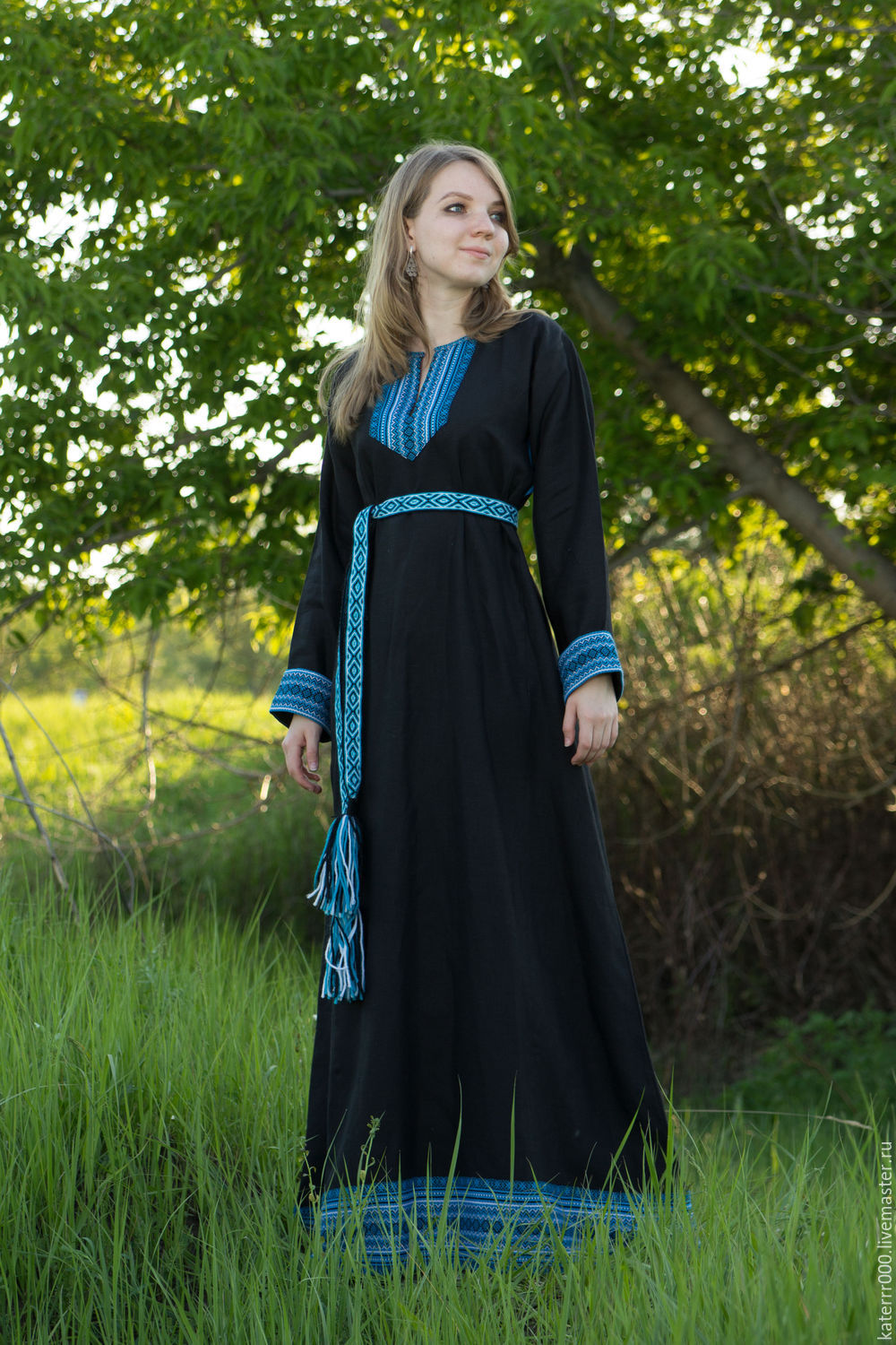 Women in Slavic costumes in An-Najaf