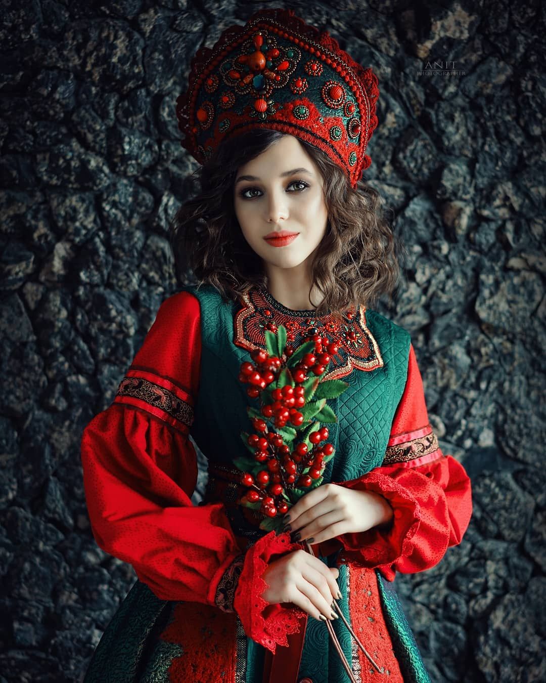 Nude girl Women in Slavic costumes in An-Najaf