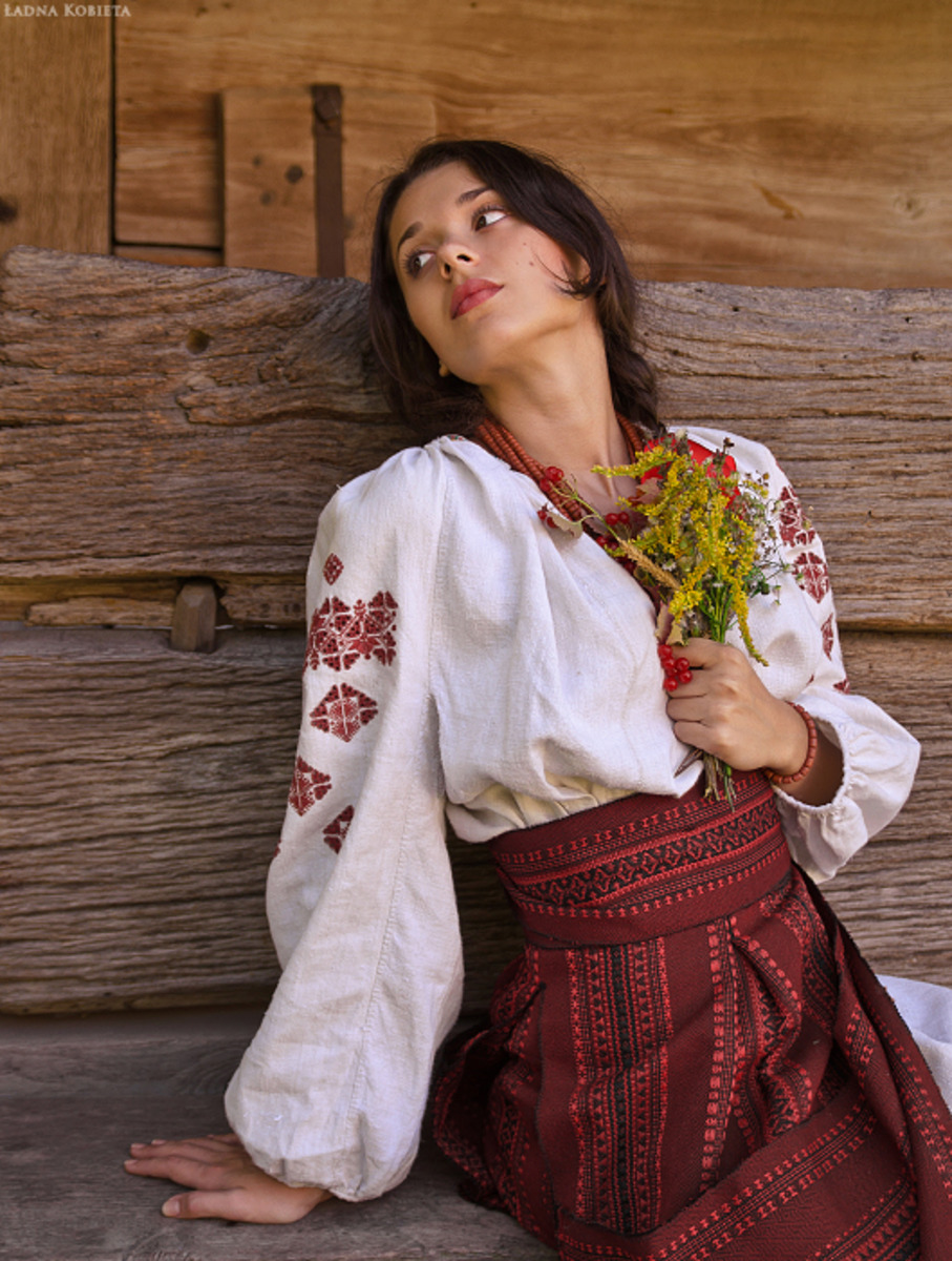 Girls in Slavic costumes in An-Najaf