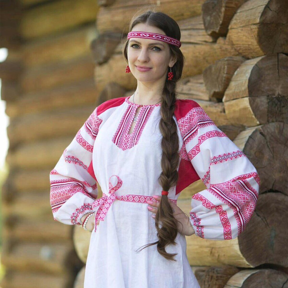 Girls in Slavic costumes in An-Najaf