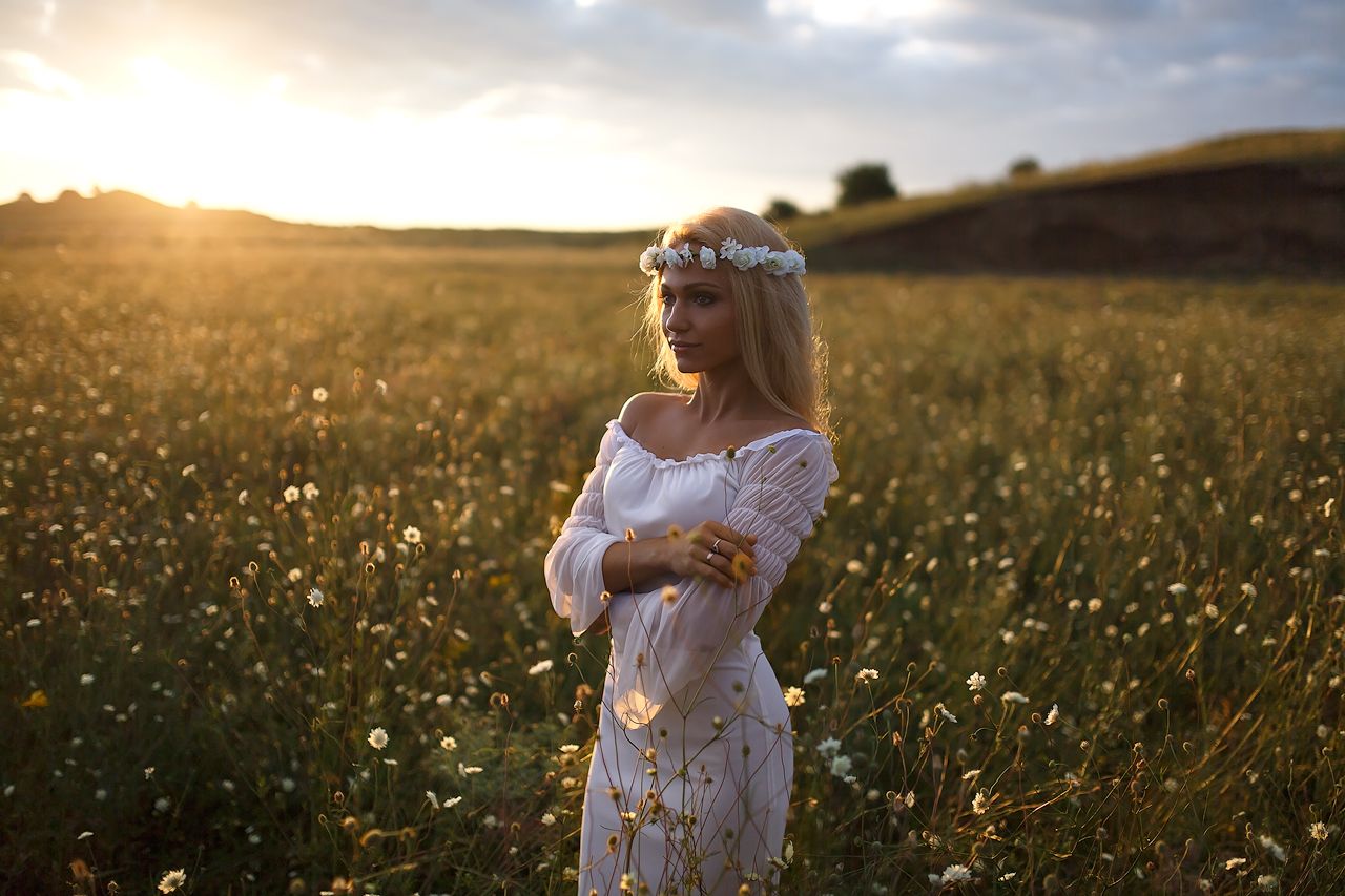 Girls in Slavic costumes in An-Najaf