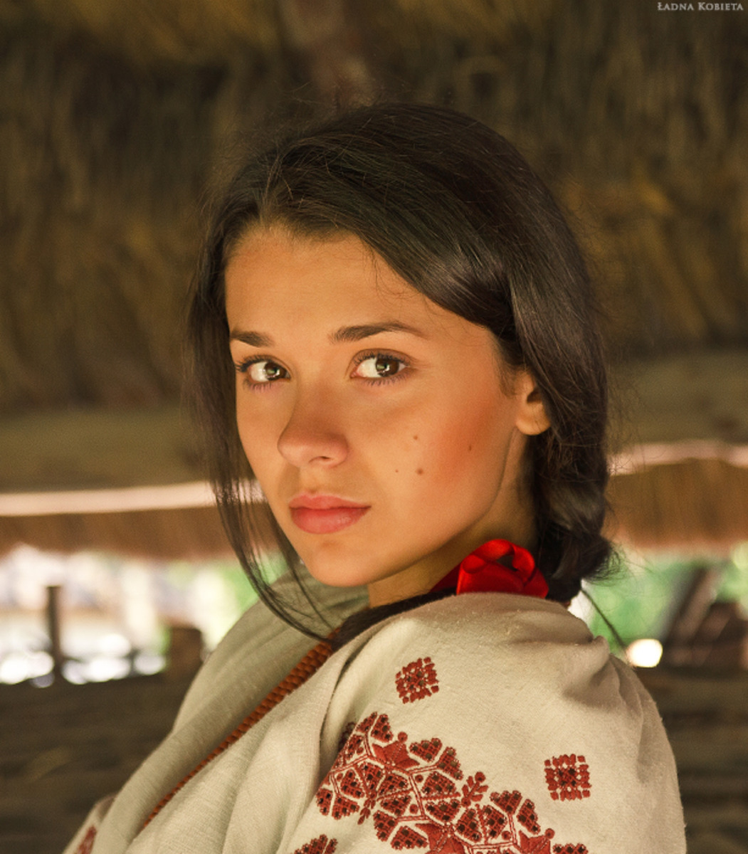 Girls in Slavic costumes in An-Najaf