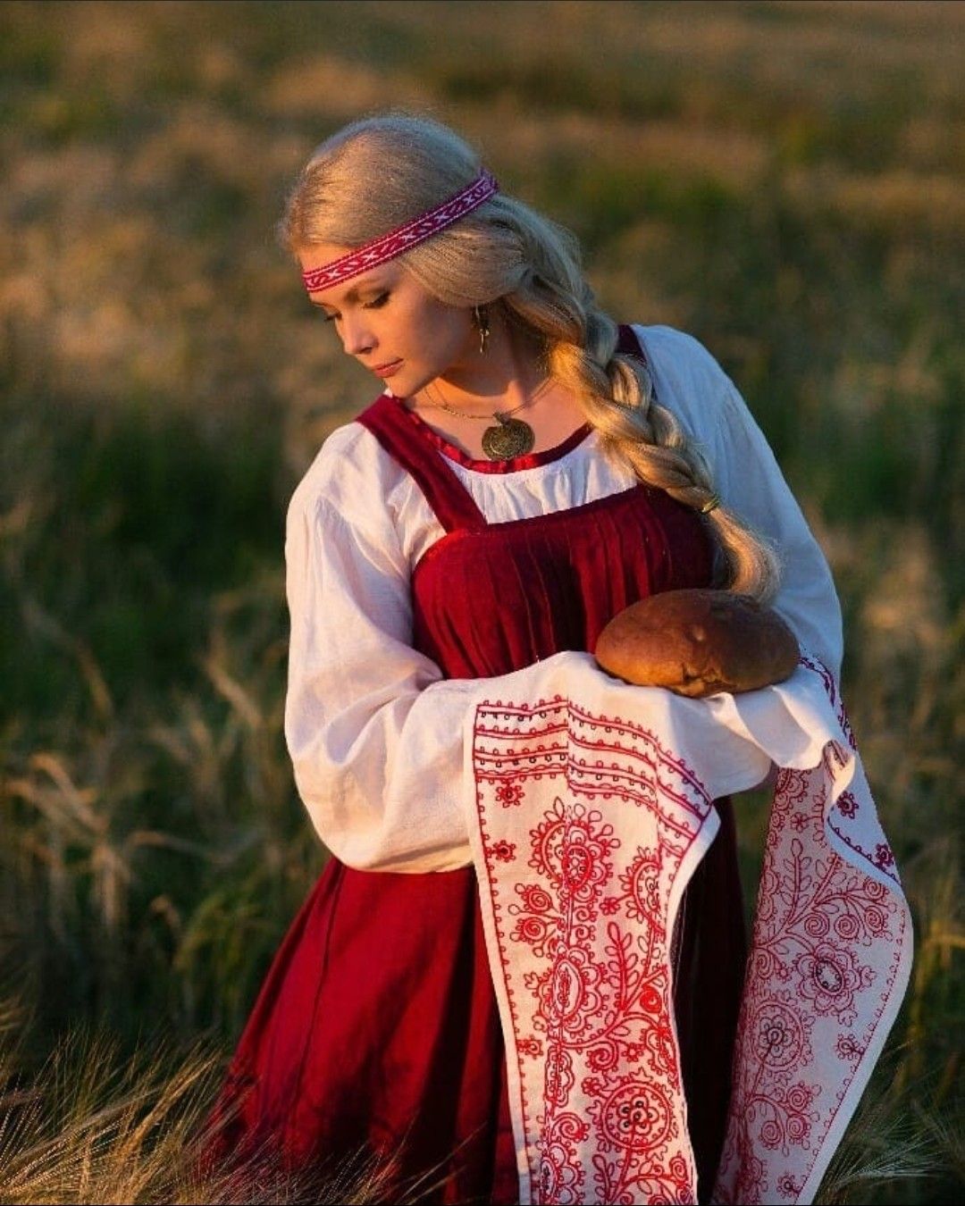 Girls in Slavic costumes in An-Najaf