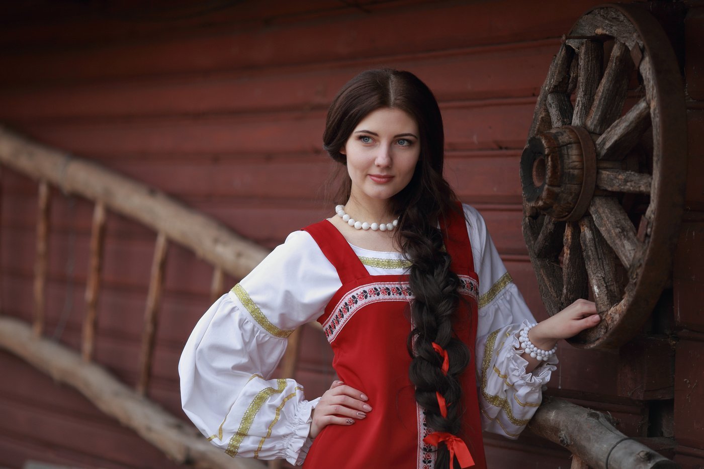 Girls in Slavic costumes in An-Najaf