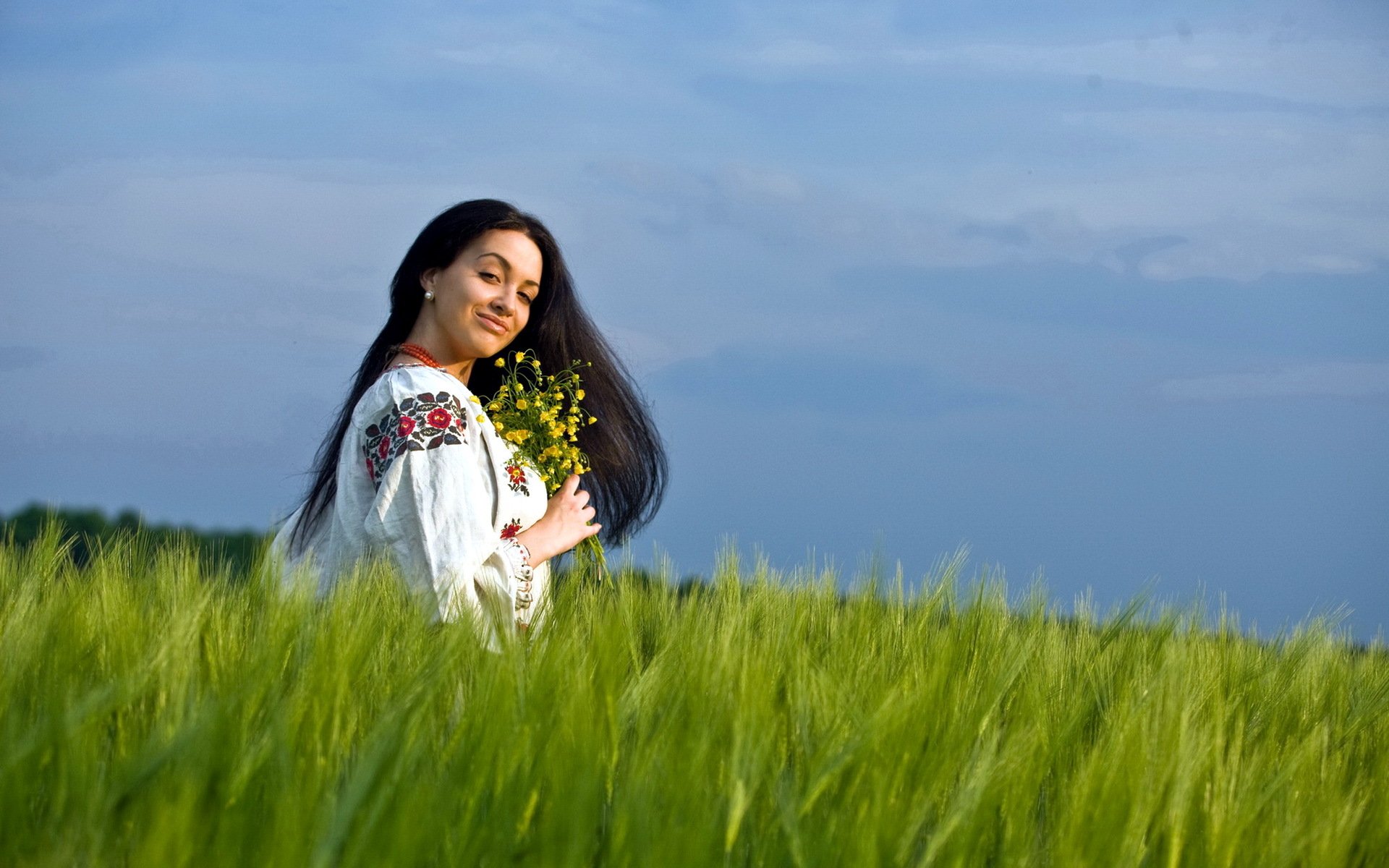 Girls in Slavic costumes in An-Najaf