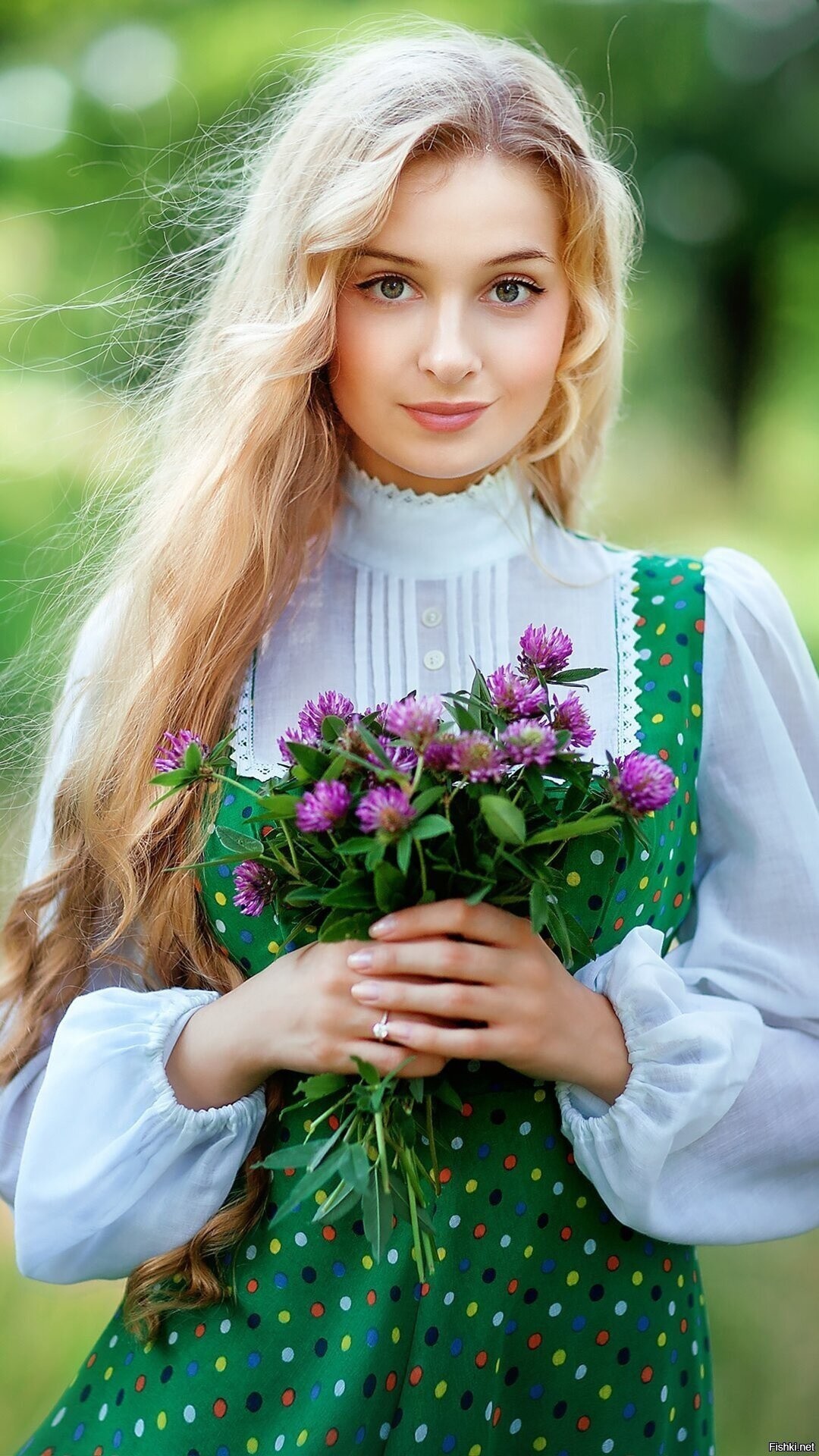Girls in Slavic costumes in An-Najaf