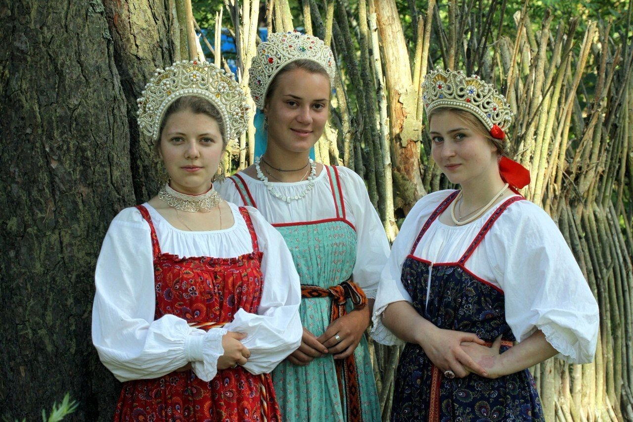 Sexy model Girls in Slavic costumes in An-Najaf