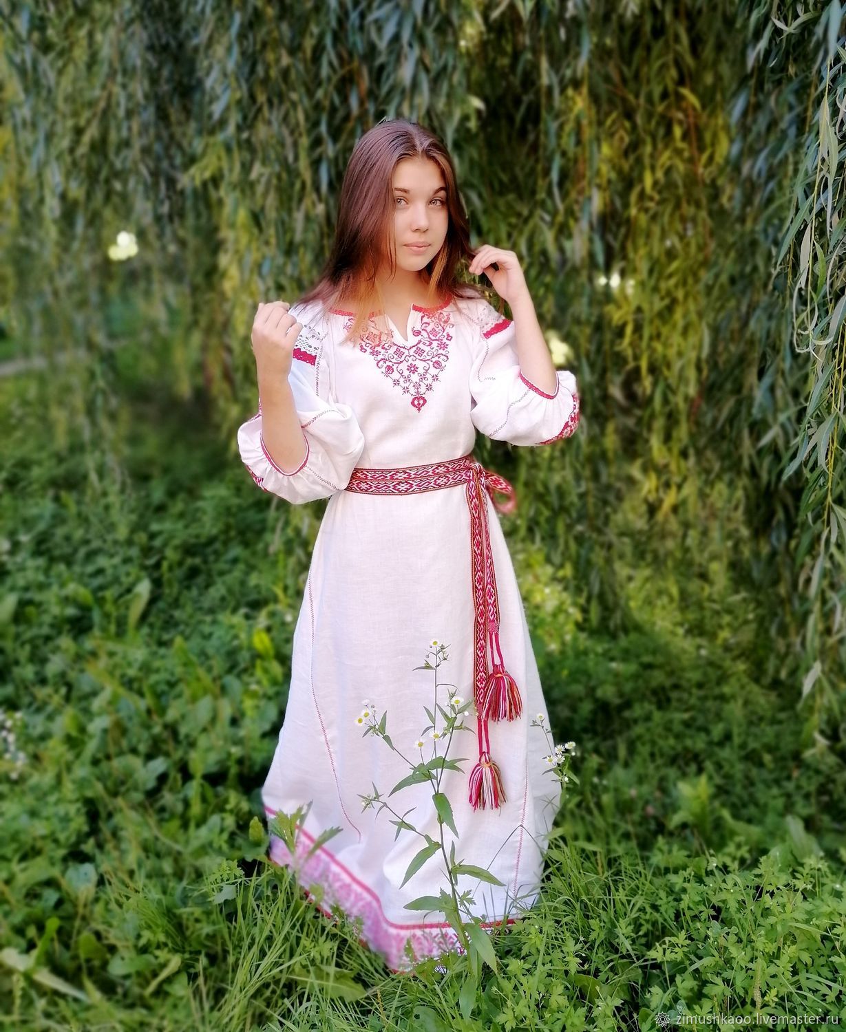 Girl Girls in Slavic costumes in An-Najaf